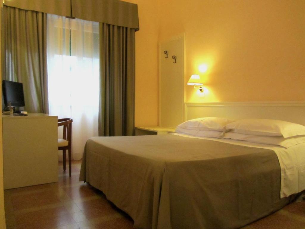 Hotel Ausonia Follonica Oda fotoğraf